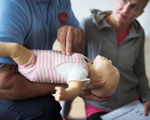 treinamento-de-primeiros-socorros-cpr-bebe